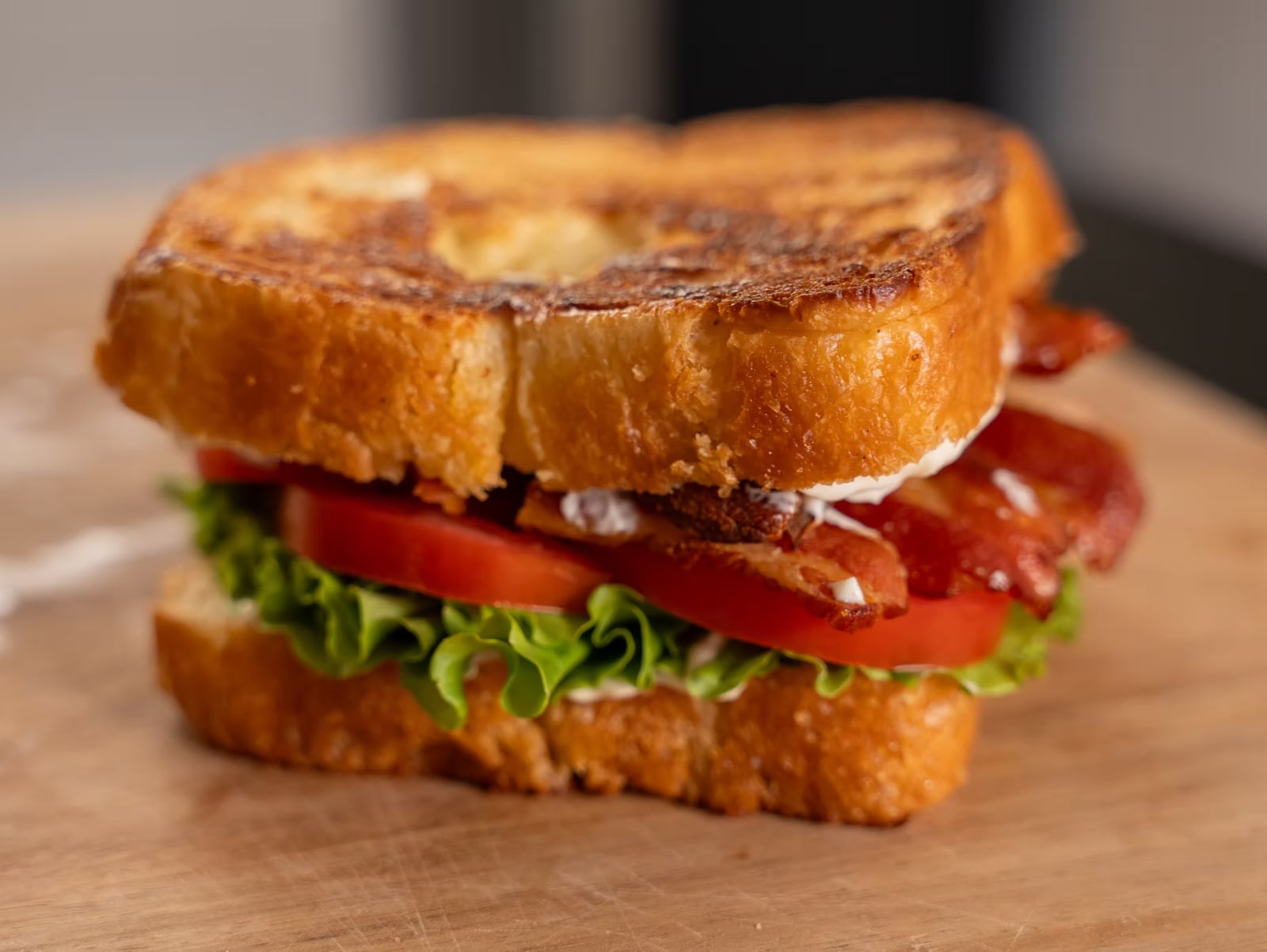 Sanduíche surpreendente de bacon, alface e tomate