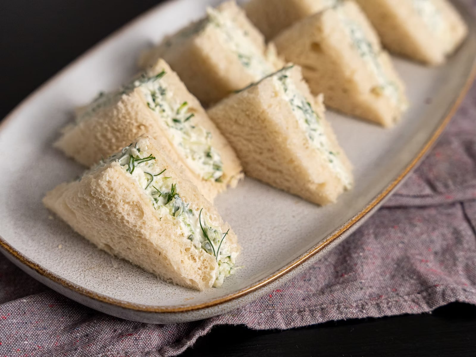 Sanduíche leve de pepino, cream cheese e dill